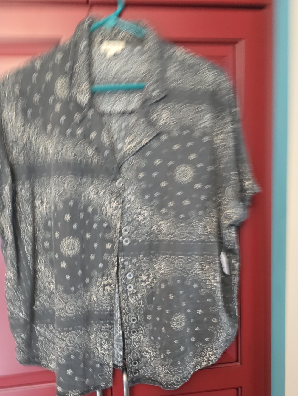 Women's Short Sleeve Button Front Shirt - Gray Paisley POL SIZE LARGE